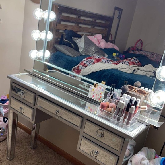 Vanity makeup - Picture 1 of 2